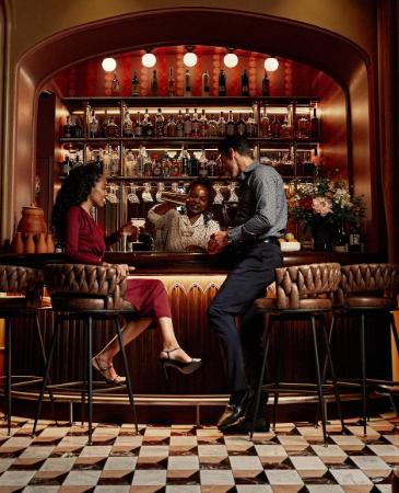 Referensfoto: par vid bardisk, bartender blandar drink